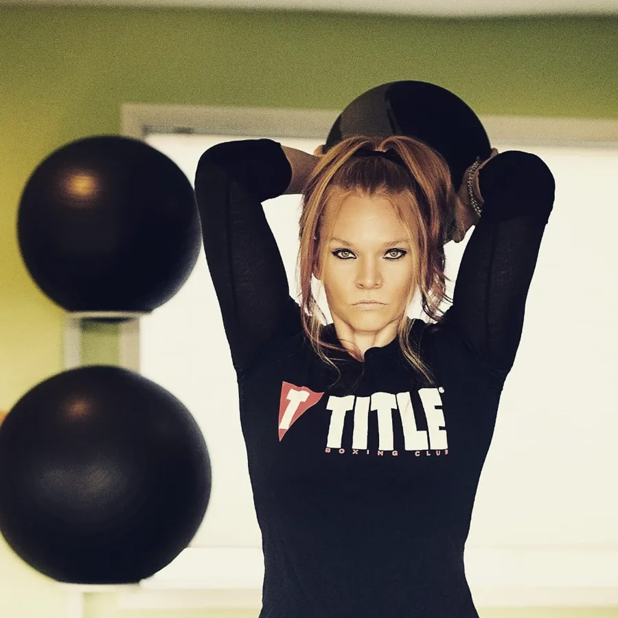 Nicole Konstanzer, personal trainer, training intensely with medicine balls